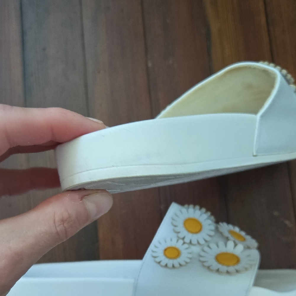 Katy Perry Collections White and Yellow Daisy Sandals - Picture 4 of 6